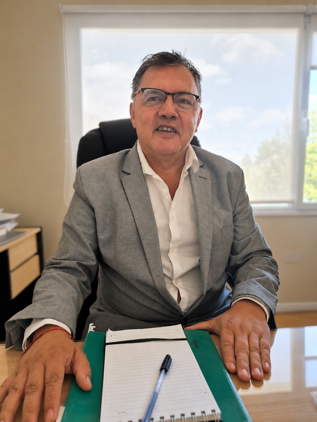 Dr. Santos frente a su biblioteca